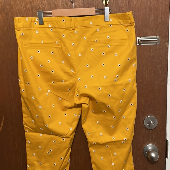 NWOT Old Navy Embroidered Pixie Pants - Picture 6 of 6